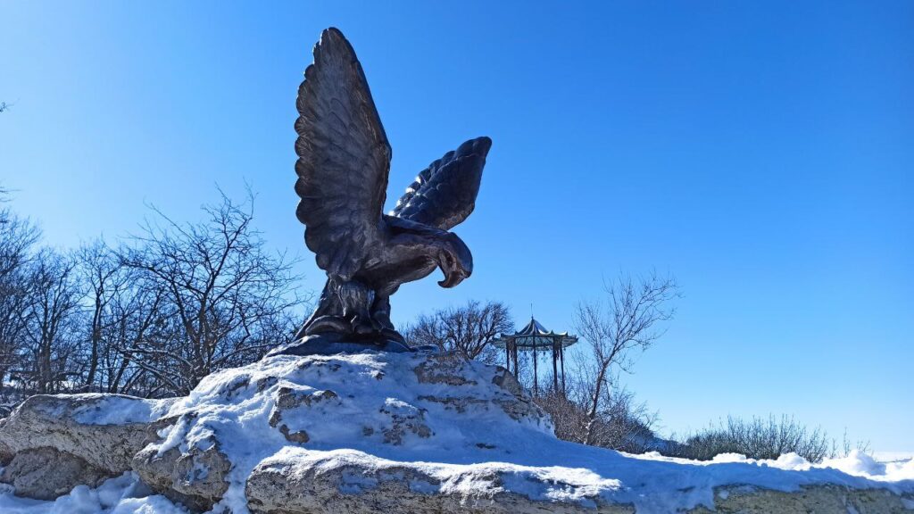 Скульптура "Орёл" на Горячей горе